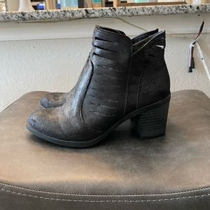 5.5 Arizona Jean Co black suede booties